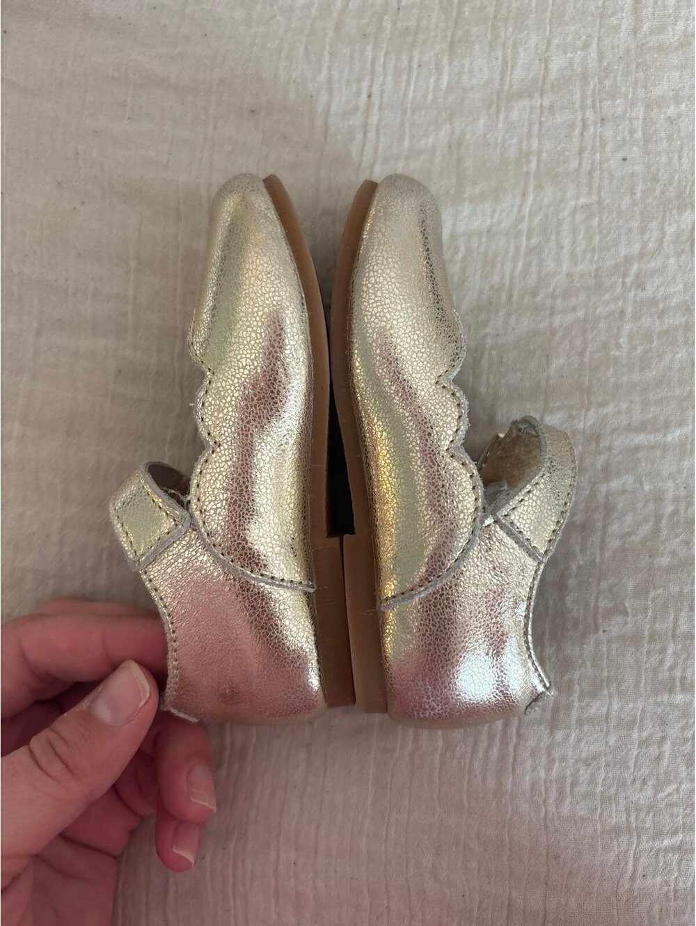 Lamour girls gold shoes 6c - Picture 5 of 7